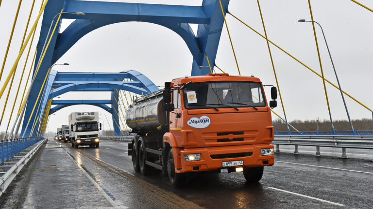 «Казахстан своих не бросает». Россию уговорили смягчить миграционные требования к казахстанским водителям
