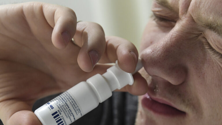 «Образуется отверстие»: Малышева назвала худшую «побочку» популярных капель для носа