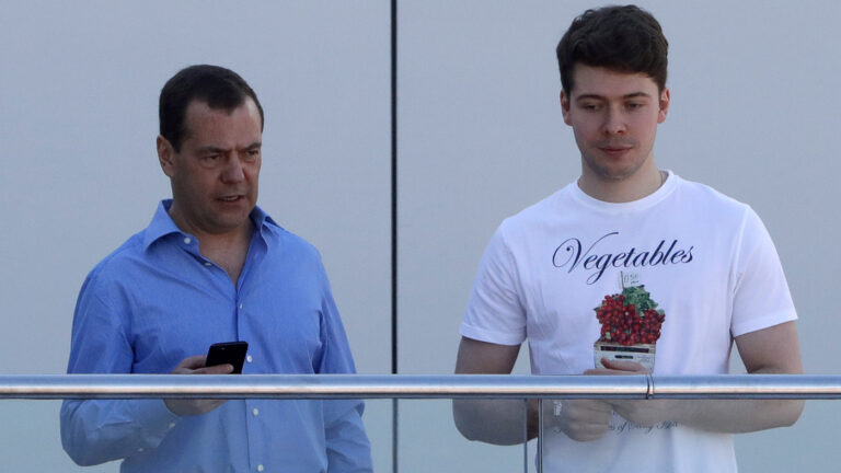 Архивное фото. Дмитрий Медведев с сыном Ильей (слева направо)