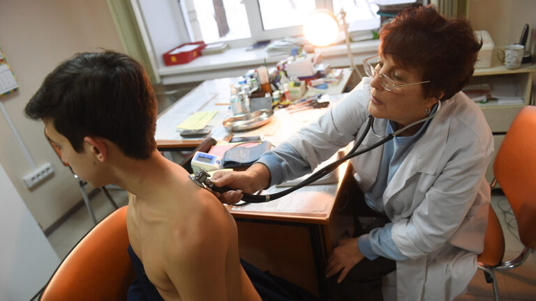 Обязательные медосмотры детей начали проводить по новым правилам: что изменилось