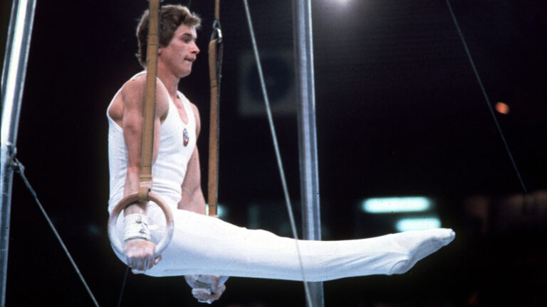 Архивное фото. Александр Дитятин выполняет упражнения на кольцах во время XXII летних Олимпийских игр в СССР