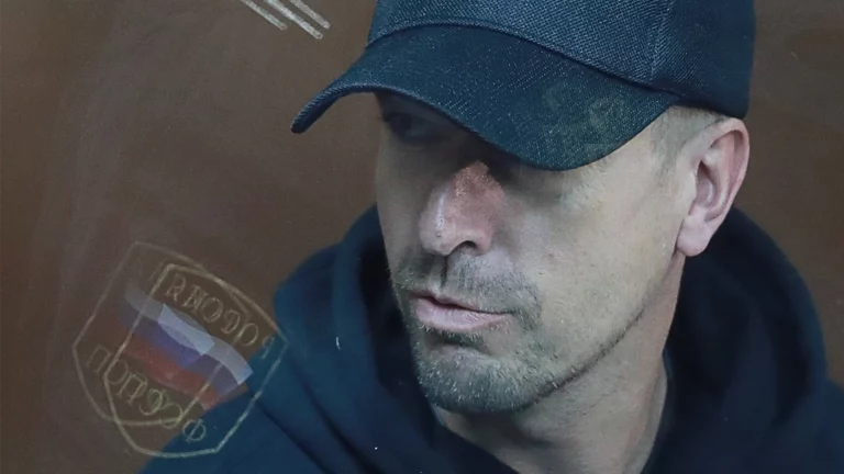 Тренинги секс-коуча Алекса Лесли запретили в России