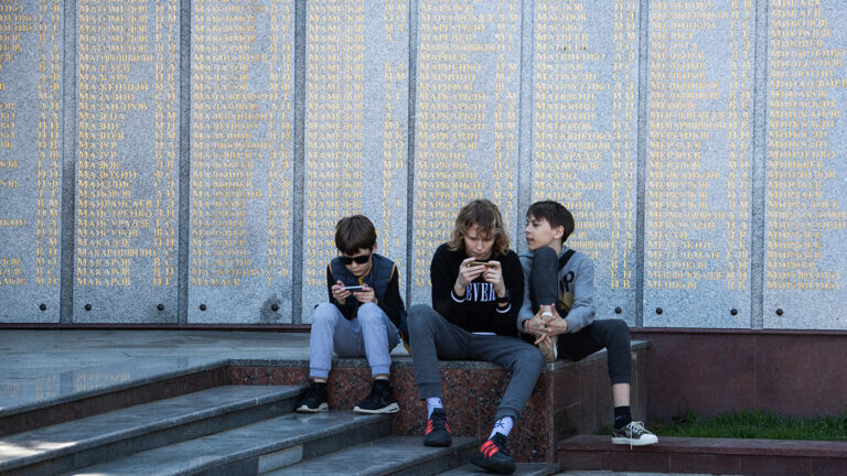 Доступ детей в интернет предложили ограничить через родительские SIM-карты