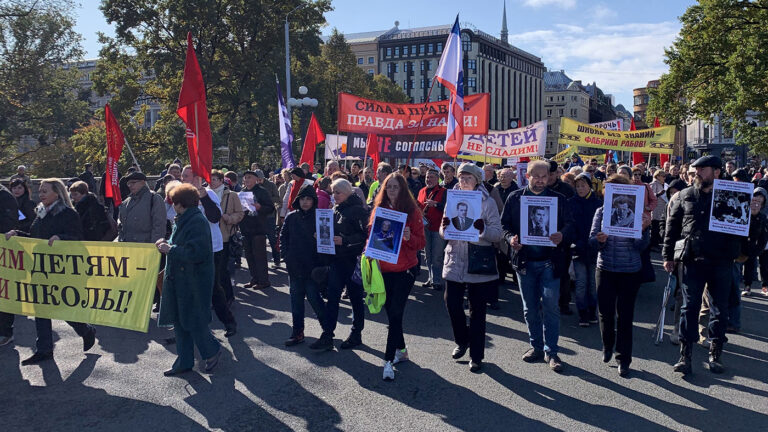 МВД пообещало помочь россиянам, высланным из Латвии из-за незнания латышского