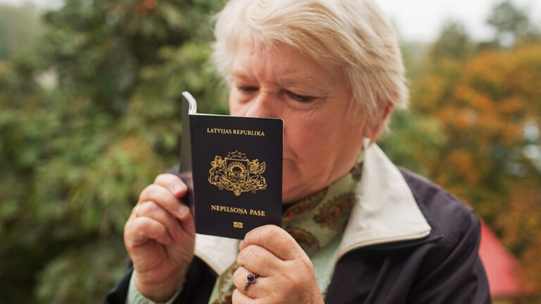 Выброшенные из жизни люди. Что будет с сотнями пенсионеров, которых депортирует Латвия