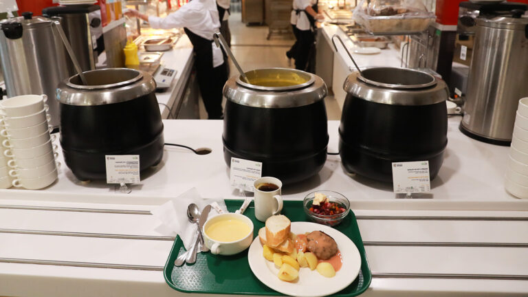 В Госдуме предложили кормить учителей бесплатными обедами