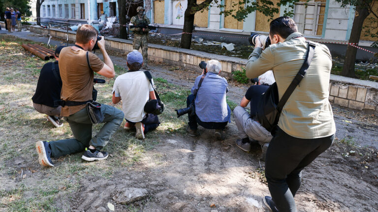 Путин приказал обеспечить проезд иностранных журналистов в районы блокирования ВСУ