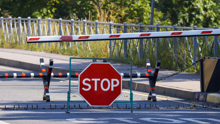 Эстонские пограничники перекрыли движение по шоссе на территории России