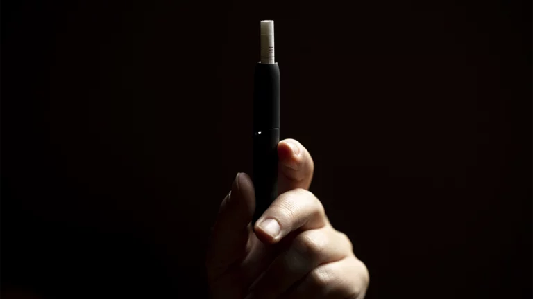 Запретить нельзя оставить: в Госдуме сочли «айкосы» безопаснее обычных сигарет и вейпов