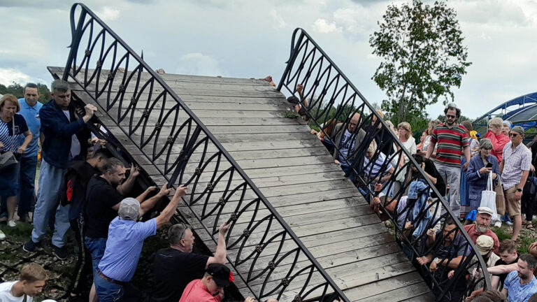 Главу Лужского района Ленобласти задержали за взятку в 1 млн рублей после обрушения моста