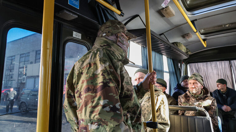 «В спину стреляют и дронами обрабатывают»: Путин попросил милосердно относиться к пленным