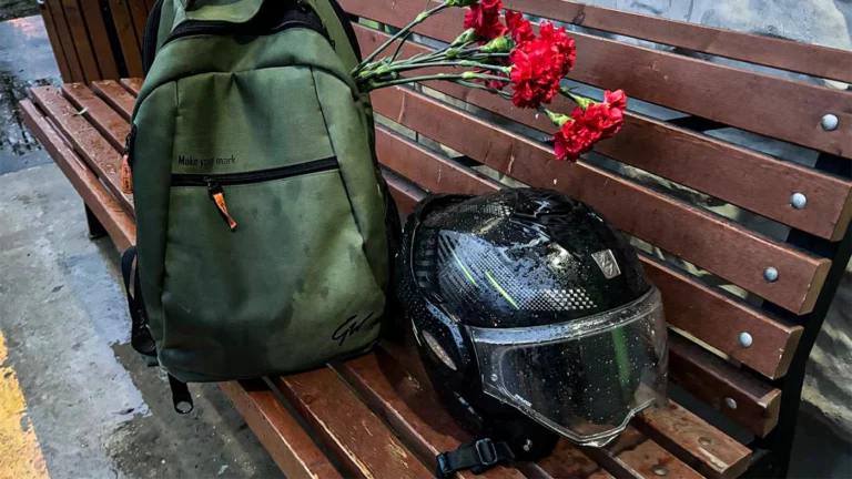 Стихийный мемориал на Краснодарской улице, где 17 апреля 2024 года в результате драки из-за парковочного места погиб байкер Кирилл Ковалев. Архивное фото