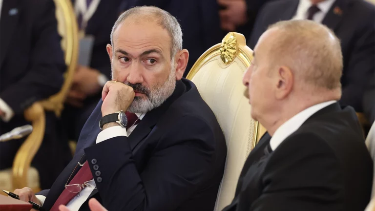 Премьер-министр Армении Никол Пашинян и президент Азербайджана Ильхам Алиев во время саммита лидеров стран СНГ в Большом Кремлевском дворце в Москве. Россия, 8 октября 2024 года