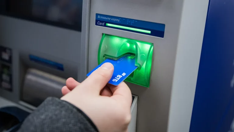 «Скоро всё заработает». Масштабный сбой по картам ВТБ