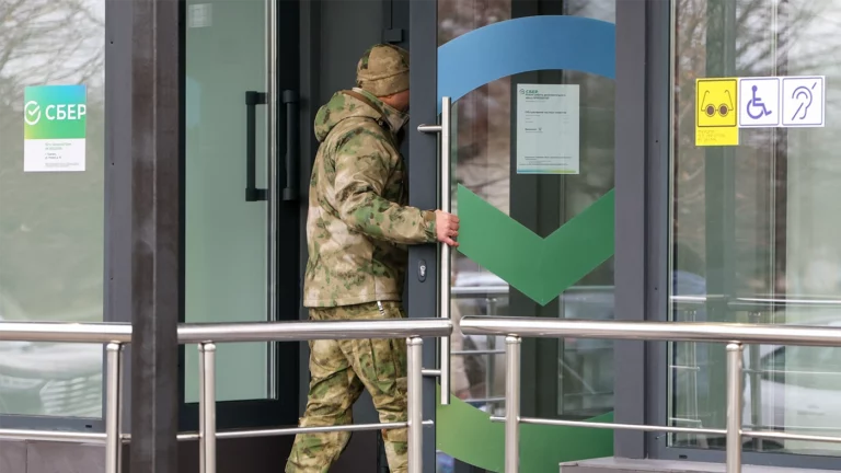 Выплаты по долгам могут приостановить в регионах с военным положением