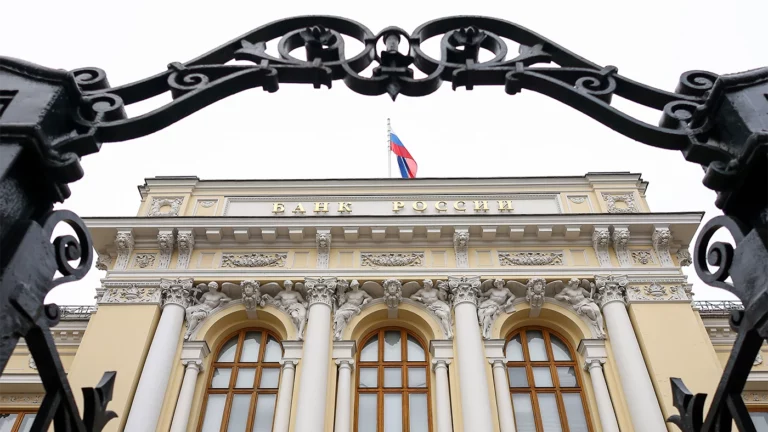 ЦБ снизил ключевую ставку после новых санкций Запада