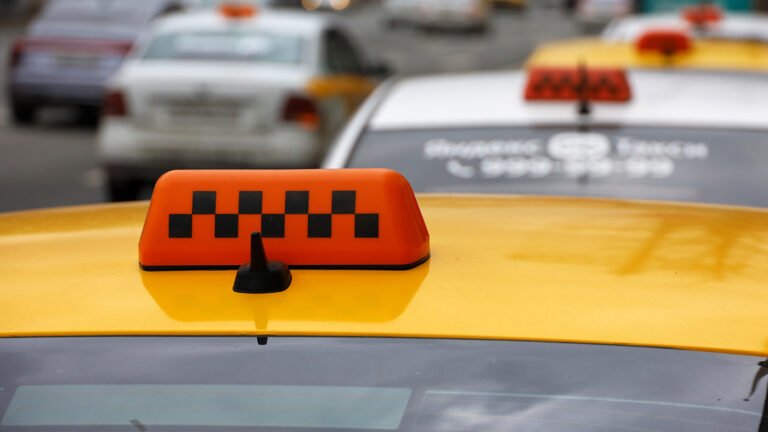 Локализации такси могут дать переходный период: в Госдуму внесен законопроект о квоте до 2033 года