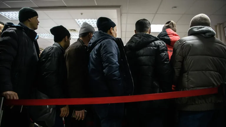 Нехватку кадров восполнят мигрантами: в Россию хотят привлечь больше иностранцев