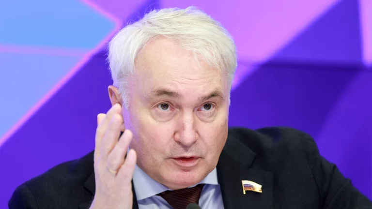 «Служить, а не прятаться»: Картаполов высказался об уходе рэпера Macan в армию