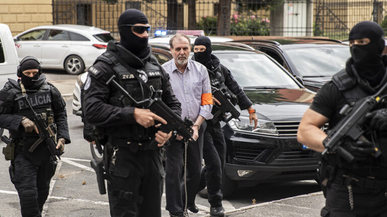 Суд вынес приговор писателю, стрелявшему в премьера Словакии Фицо