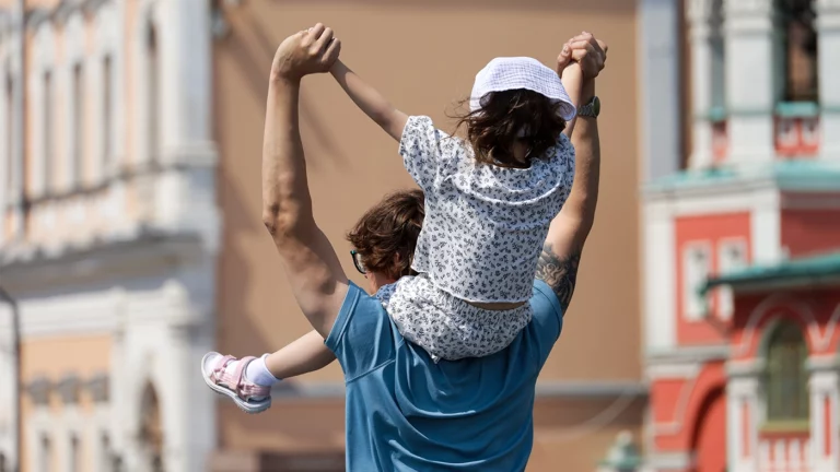 «Чем лучше живут, тем меньше рожают»: в Госдуме назвали причину кризиса демографии