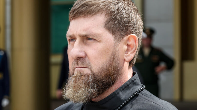 Кадырову в день рождения вручили медаль Героя Чечни