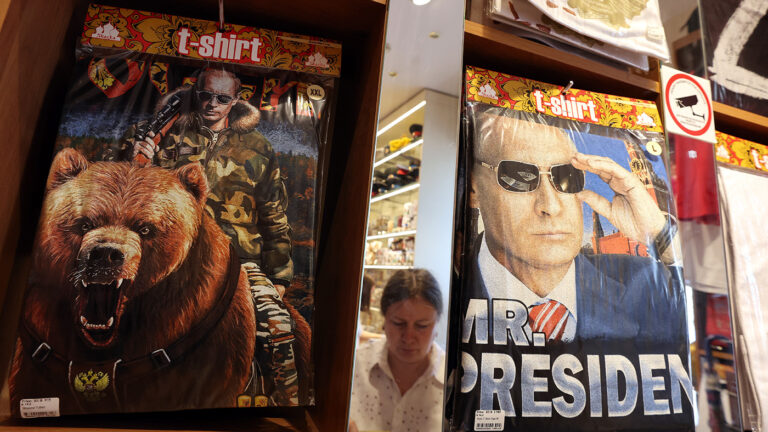 «Словно всемирная знаменитость»: Карлсон назвал Путина самым популярным лидером