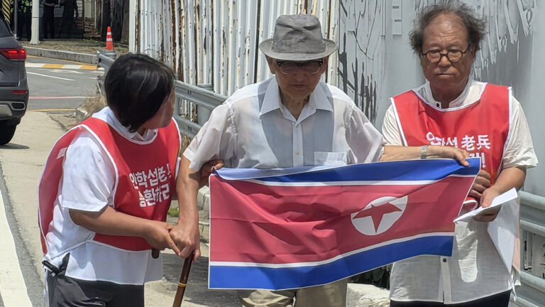 Бывший солдат КНДР пытается вернуться домой после 42-летнего срока в Южной Корее