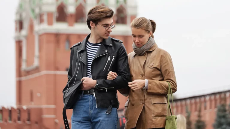 «Здоровая консервация»: почему россияне стали выбирать партнеров близкого возраста