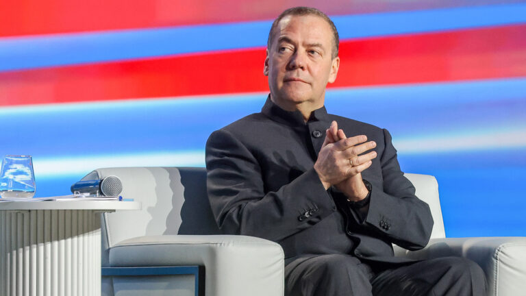 «Можно долбить»: Медведев нашел плюс в отмене встречи Путина и Трампа