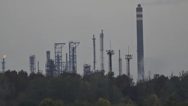 Пожар на нефтеперерабатывающем заводе венгерского нефтяного гиганта MOL, Сазхаломбатта, Венгрия