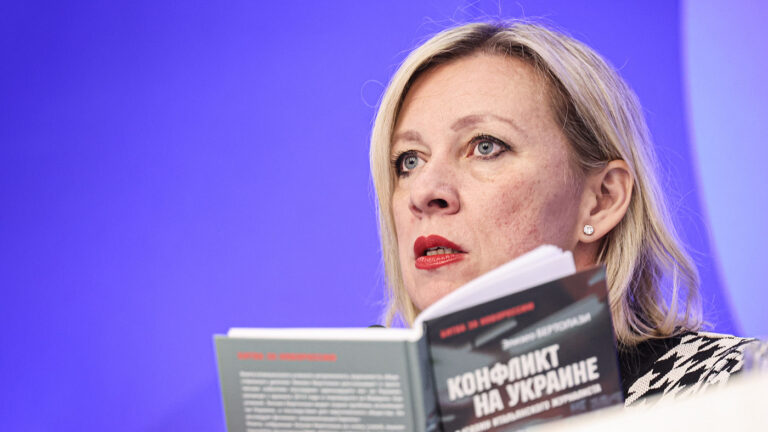 «Пусть почитает»: Захарова порекомендовала Пугачевой книгу о событиях в Донбассе