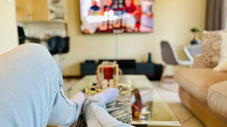 Жизнь на паузе: как стриминги диктуют ритм наших выходных