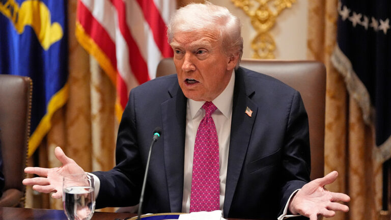 «Вел себя жестко»: появились новые подробности о встрече Трампа с Зеленским