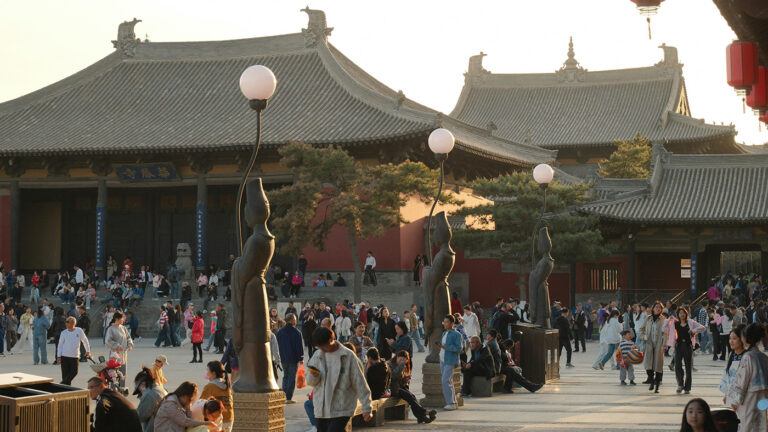 Безвизовый режим с Китаем: спрос на полеты вырос на 60%, цены — на 25%