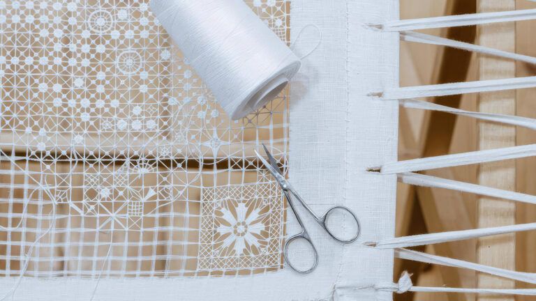 Вышивали крестиком. Zarina обвинили в незаконном использовании народного узора