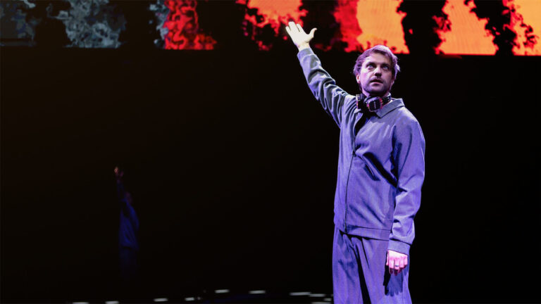 «Леда съела лебедя» и «Идеальный партнёр»: куда сходить в Москве на выходных 8 и 9 ноября