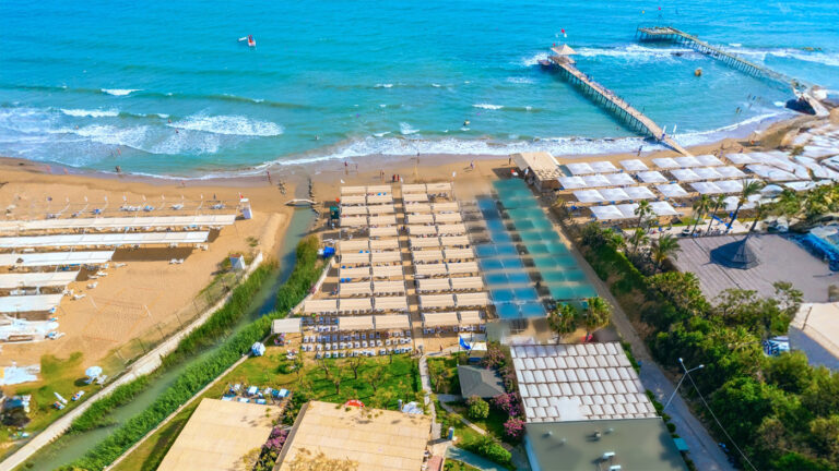 Отдыхавшая в Турции россиянка оставила сына в отеле и пропала: что известно