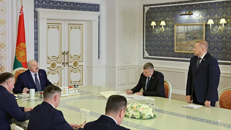 Лукашенко поручил новому гендиректору МТЗ произвести «супертрактор»