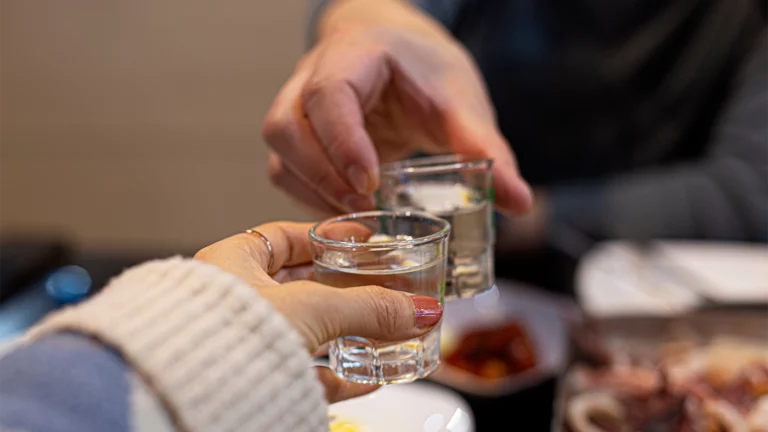 Россияне увлеклись «корейской водкой»: спрос на нее растет опережающими темпами