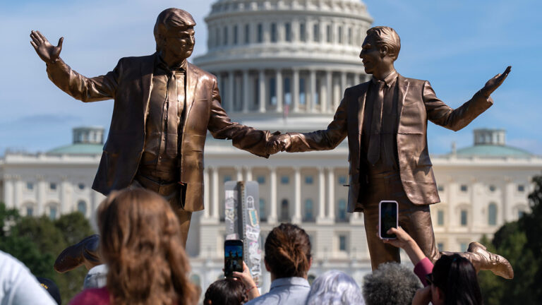 Инсталляция, изображающая Дональда Трампа и Джеффри Эпштейна, держащихся за руки, на Национальной аллее возле Капитолия, Вашингтон, США