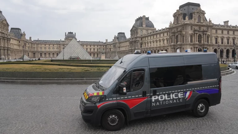 Организаторы «со славянским акцентом»: новые подробности ограбления Лувра