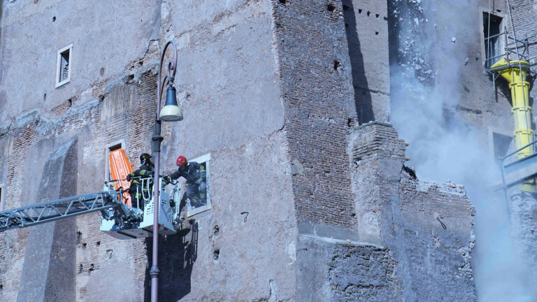 В центре Рима обрушилась башня Конти, под руинами оказались рабочие