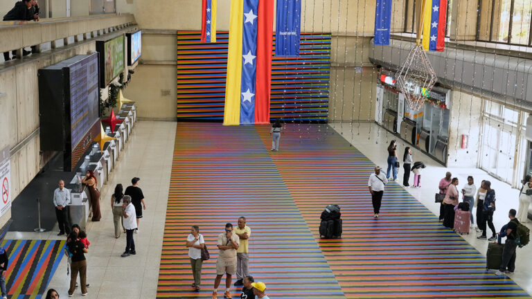 Пассажиры  в зале ожидания международного аэропорта имени Симона Боливара в Майкетии, Венесуэла