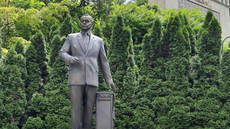 Памятник Гейдару Алиеву в Киеве