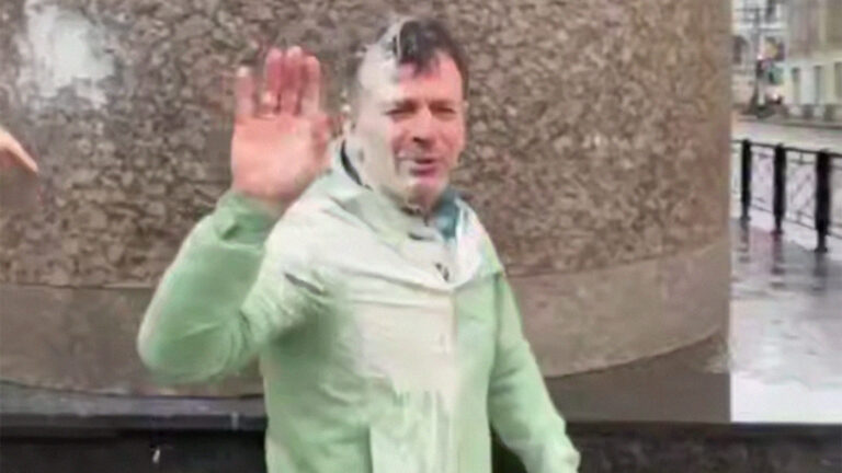 «Вон из России!»: в основателя движения «Наши» Василия Якеменко плеснули ряженкой