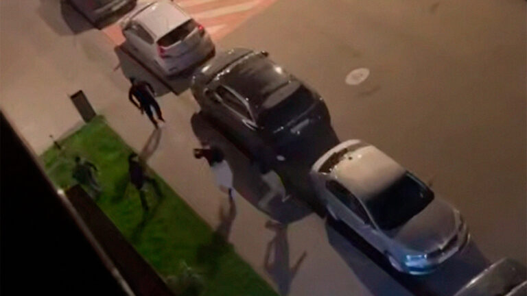 «Один кинул топор»: в столичном ЖК сняли на видео массовую драку мигрантов