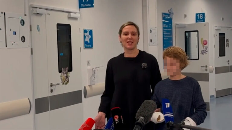 Мальчик, потерявший пальцы при взрыве 10-рублевой купюры, выписан из больницы