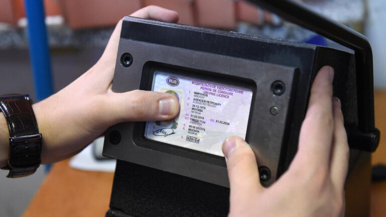 Россиянам разрешили заселяться в гостиницы по водительским правам