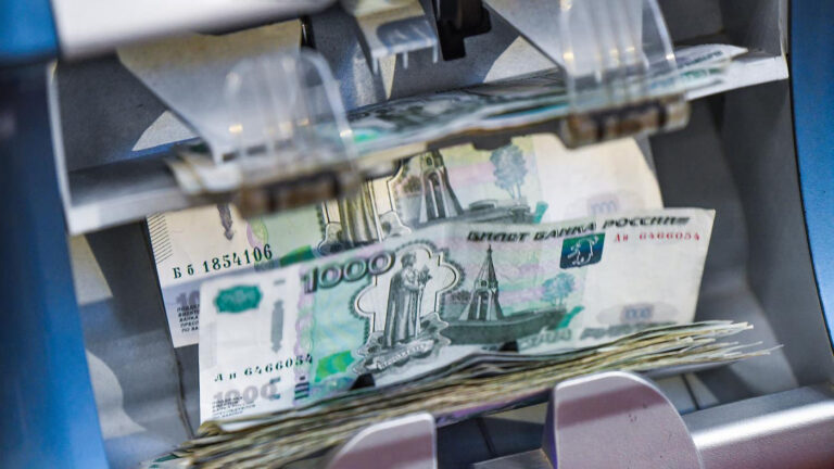 Отложить 30% зарплаты: как не остаться без денег из-за длинных январских праздников